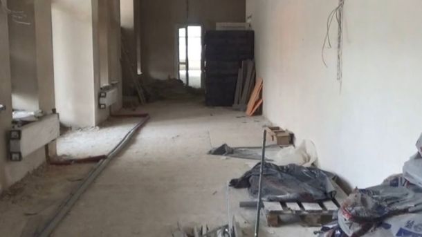 Прокуратура вимагає скасувати забудову 7 гектарів території з віковими дубами Стан капітального ремонту спортивної школи «Козак» на Хрещатику, 12, купи брухту і будіельного сміття, дроти що звисають з голих стін