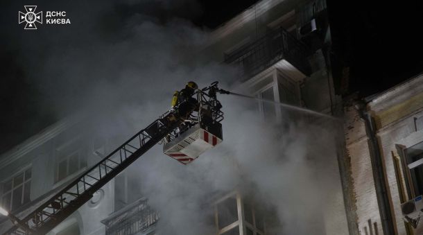 4 безплатні екскурсії Києвом на вихідних: від Кудрявця до Нивок Рятувальники ДСНС гасять пожежу, пожежна техніка на місці події