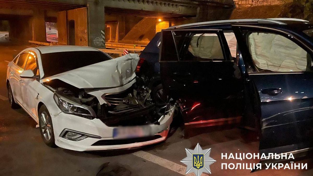 У Києві п’яний іноземець спричинив ДТП: постраждав 30-річний водій Дорожньо-транспортна пригода під мостом уночі