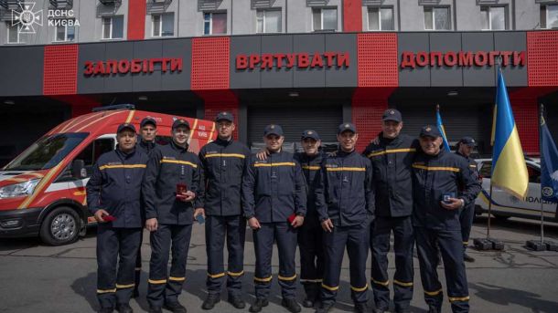 Київ: 9 рятувальників отримали нагороди за роботу під час обстрілів столиці Київ: 9 рятувальників отримали нагороди за роботу під час обстрілів столиці