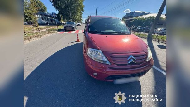 На Білоцерківщині підозрюють у переправці чоловіків за кордон за 2000 доларів Наїзд автомобіля Citroen на пішохідку на нерегульованому переході у Броварах — жінку госпіталізували