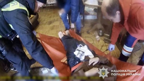 Іноземець танцював на Меморіалі на Майдані — поліція склала протокол Поліцейські та медики надають допомогу літній жінці на помаранчевих ношах у квартирі у Шевченківському районі Києва