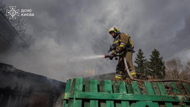 У Святошинському районі Києва п'яний водій Seat врізався у відбійник Рятувальник ДСНС гасить пожежу в господарській будівлі на вулиці Лаврській у Печерському районі Києва
