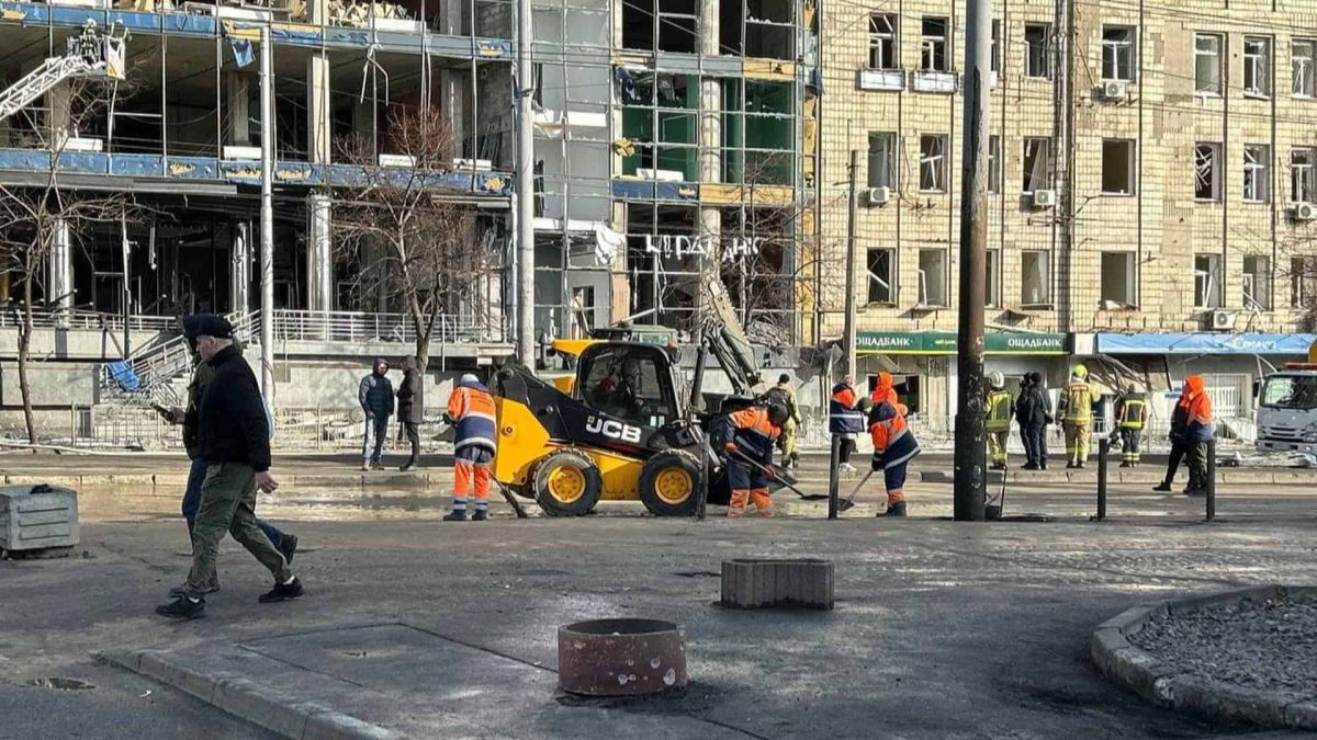 Проспект Соборності обмежують на два дні: ремонт у Києві Ремонтні роботи на одній з вулиць Києва, кілька працівників дорожньої служби з лопатами ремонтують дорогу