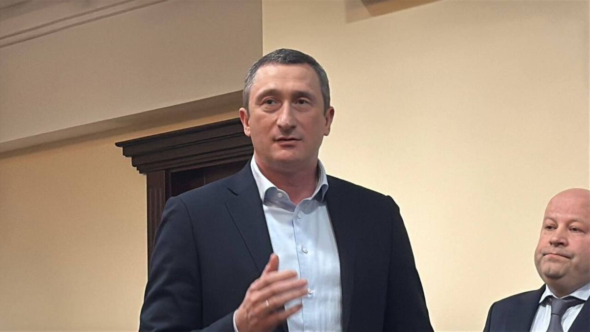 Ексміністра Чернишова відправили під арешт у справі Енергоатому Колишній міністр національної єдності та підозрюваний у справі Енергоатому Олексій Чернишов під час засідання суду щодо обрання його запобіжного заходу