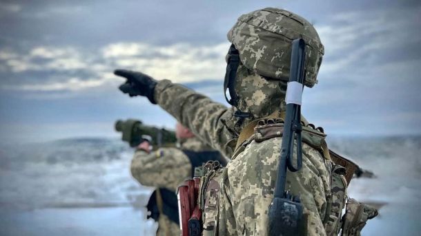 Втрати особового складу РФ за 20 січня склали 1 170 військових Військовий ЗСУ показує напрям іншому військовому з ракетною пусковою установкою