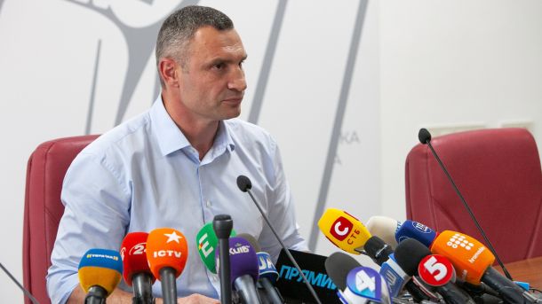 КМДА призупинила скандальне будівництво на Подолі, чекають рішення Київського апеляційного суду Мер Києва Віталій Кличко на офіційному заході — архівне фото КМДА