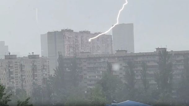 У Києві балкон впав на американського режисера: причина — не війна, а бездіяльність У Києві балкон впав на американського режисера: причина — не війна, а бездіяльність