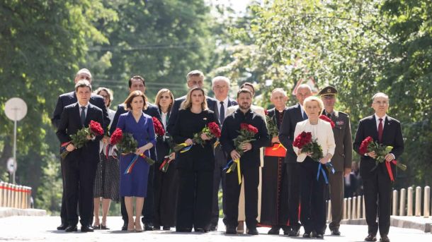 У Києві лідери Південно-Східної Європи вшанували загиблих українських воїнів Лідери країн Південно-Східної Європи та Урсула фон дер Ляєн вшановують пам'ять загиблих українських воїнів у Києві в День Державності