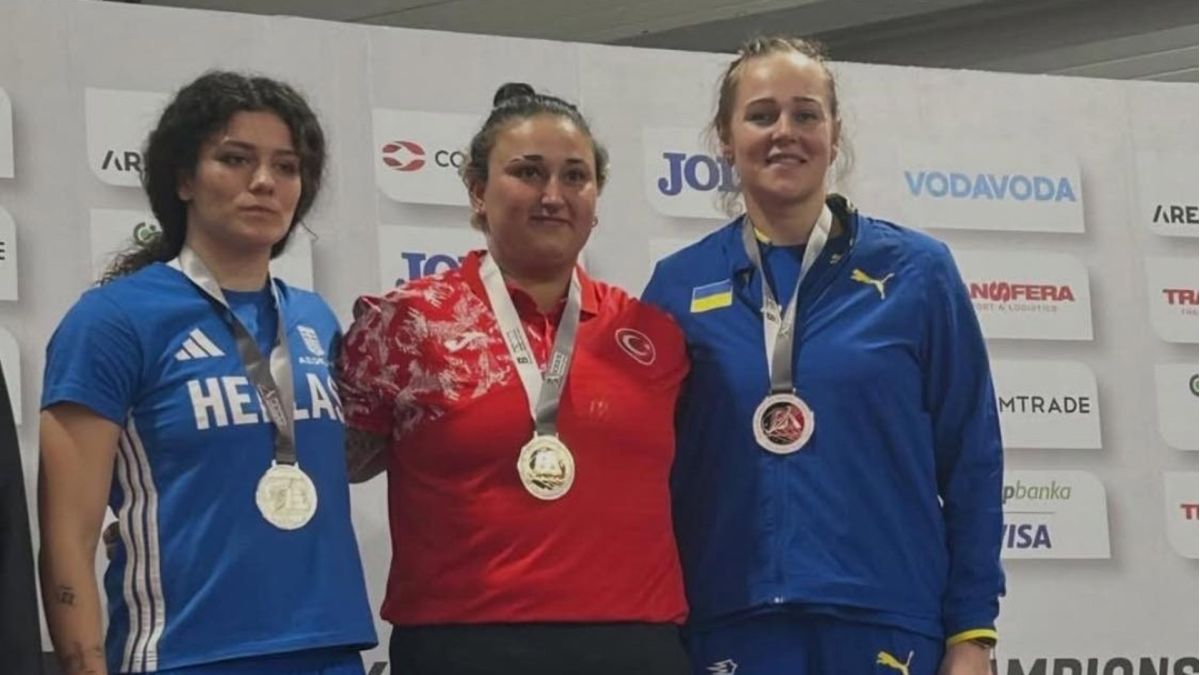 Штовхальниця ядра з Київщини здобула бронзу на Балканському чемпіонаті Три спортсменки-призерки зі штовхання ядра на подіумі Балканського чемпіонату з легкої атлетики в Белграді, українка Ольга Голодна праворуч із бронзовою медаллю