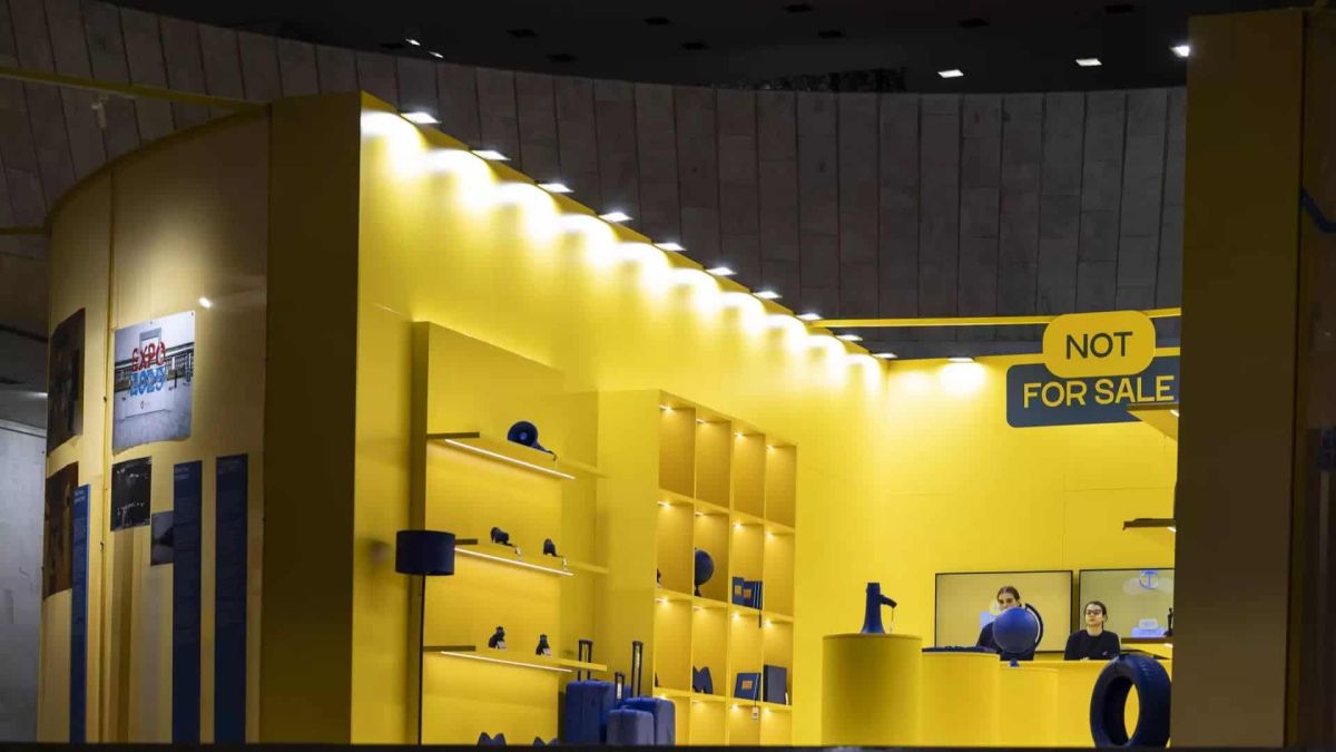 Київ: виставка Not For Sale розповідає про 17 цінностей, які неможливо купити (фото) Жовто-синій павільйон "Not For Sale" з працівниками за стійкою