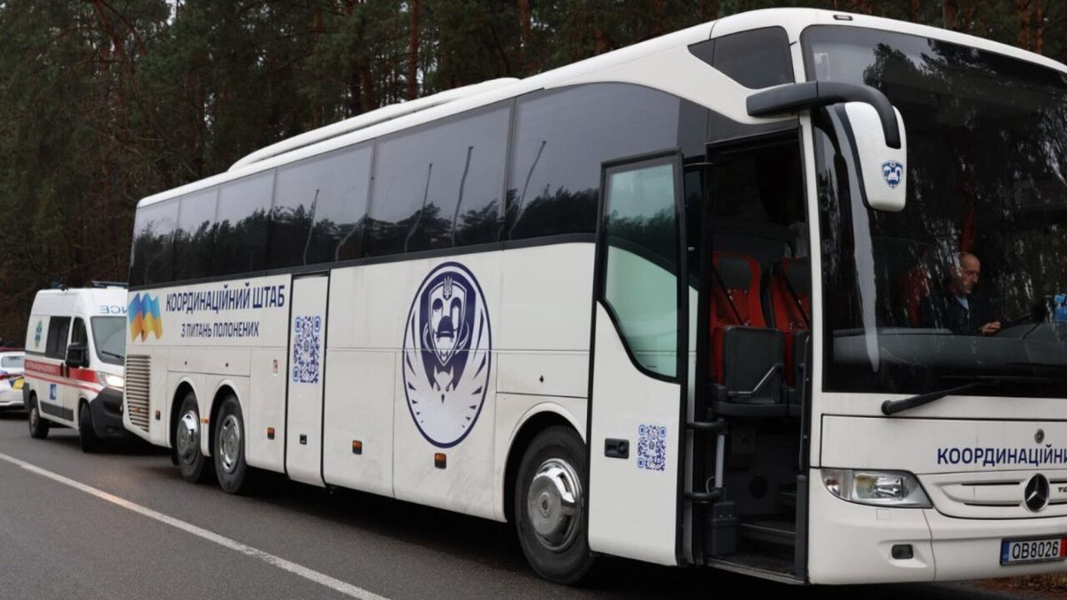 31 українець повернувся з білоруських в'язниць: серед них 18-річна дівчина та онкохворі Автобус Координаційного штабу з питань поводження з військовополоненими, за ним їде швидка допомога