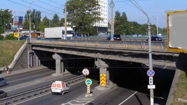 Міст на Берестейському закриють для пішоходів до вересня Міст на перетині Берестейського проспекту з Кільцевою дорогою в Києві — вигляд на конструкцію з боку проїзної частини