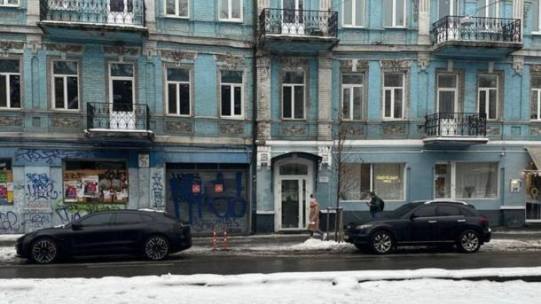 На Прорізній обмежено рух транспорту через ремонт водопроводу Будівлі у Києві на вулиці Нижній Вал, 39
