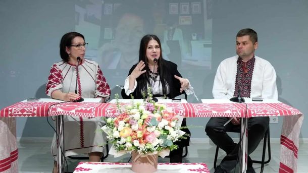 21 людину на SUP-дошках віднесло вітром на Київському водосховищі — їх врятували Троє учасників панельної дискусії «Діалоги про» до Всесвітнього Дня вишиванки сидять за столом, вкритим вишитою скатертиною, у Національному музеї Революції Гідності у Києві