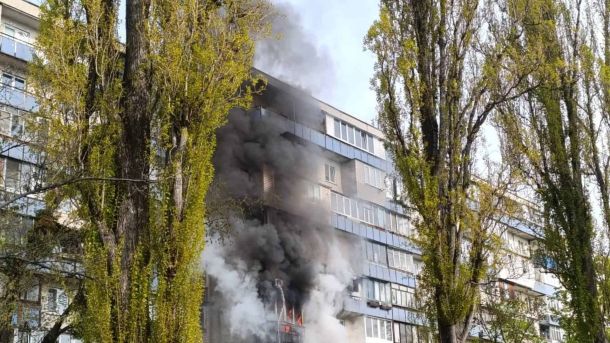 Бенефіціару банку повідомили про підозру: схема на 100 млн грн Густий чорний дим валить із балконів 3 і 4 поверхів дев'ятиповерхового житлового будинку на вулиці Юрія Кондратюка в Оболонському районі Києва під час пожежі 1 травня 2026 року