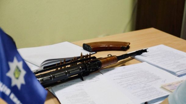 Посадовицю Деснянської РДА судитимуть за переплату 1,8 млн грн за електроенергію Задекларована зброя та боєприпаси на столі відділу поліції Києва під час декларування у 2026 році