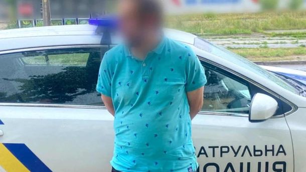 На Березняківській п'яний киянин розтрощив три авто кулаками Патрульні поліцейські Деснянського району Києва затримують підозрюваного у пограбуванні із застосуванням кайданок