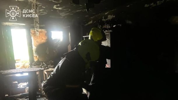 Поліція виявила наркотики у двох киян: Святошин і Солом'янка Рятувальник ДСНС Києва оглядає вигорілу квартиру після пожежі у п'ятиповерховому будинку на вулиці Павла Чубинського у Дарницькому районі, 8 червня 2026 року
