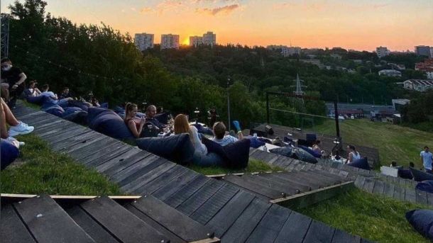 У Протасовому Яру проходять безкоштовні кіновечори просто неба Протасів Яр