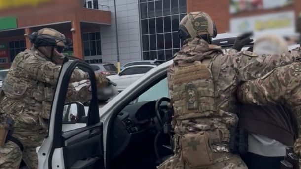 21 тисяча доларів за фіктивну інвалідність: у Києві викрито схему ухилення Поліцейські затримують підозрюваних у збуті кокаїну у Броварах Київської області