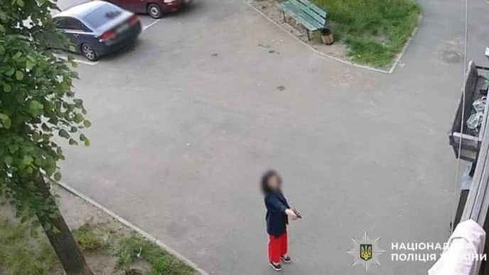 У Києві жінка влаштувала стрілянину біля під’їзду: поліція розшукує нападницю У Києві жінка влаштувала стрілянину біля під’їзду: поліція розшукує нападницю