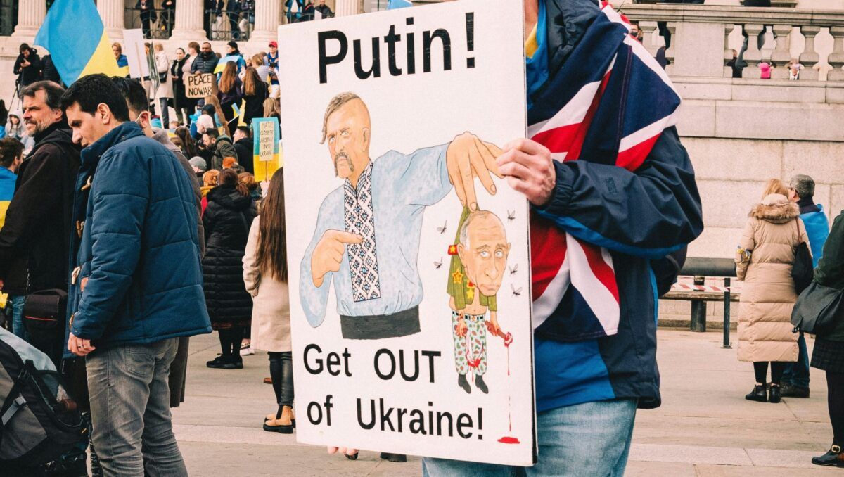 The New York Times: Як покарати Росію, заробити і наблизити мир — стратегія «Російського універсального тарифу» Акція з вимогою до Росії припинити війну проти України. Лондон, 20 березня 2022 року