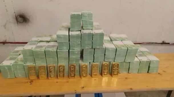 У Києві чоловік з помсти підпалив авто сусідки — постраждали три машини Вилучені угорською владою золоті зливки та пачки купюр у справі затримання конвою Ощадбанку на трасі М0, березень 2026