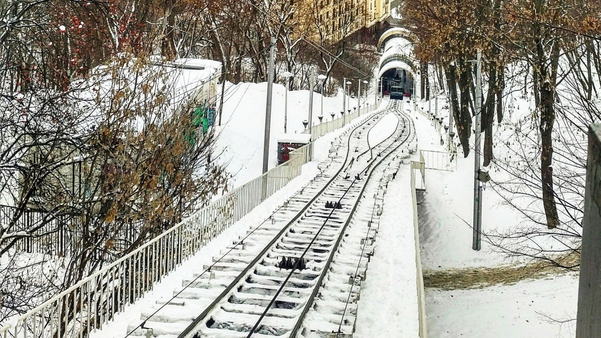 Фунікулер у центрі Києва зупинився через відключення світла Засніжені рейки київського фунікулера між Поштовою площею та Михайлівською площею, вагон біля верхньої станції