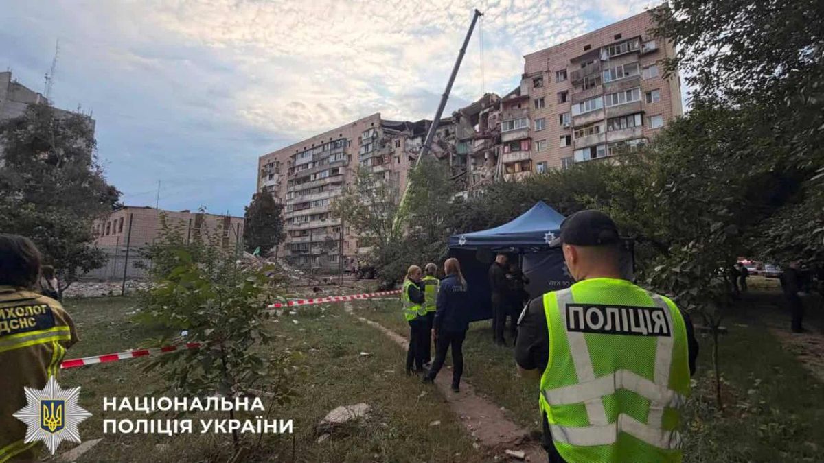 Удар по Київщині: 7 загиблих, 29 постраждалих — евакуювали 500 жителів Будівельний кран працює біля зруйнованого під'їзду багатоповерхівки, поліцейський намет поруч