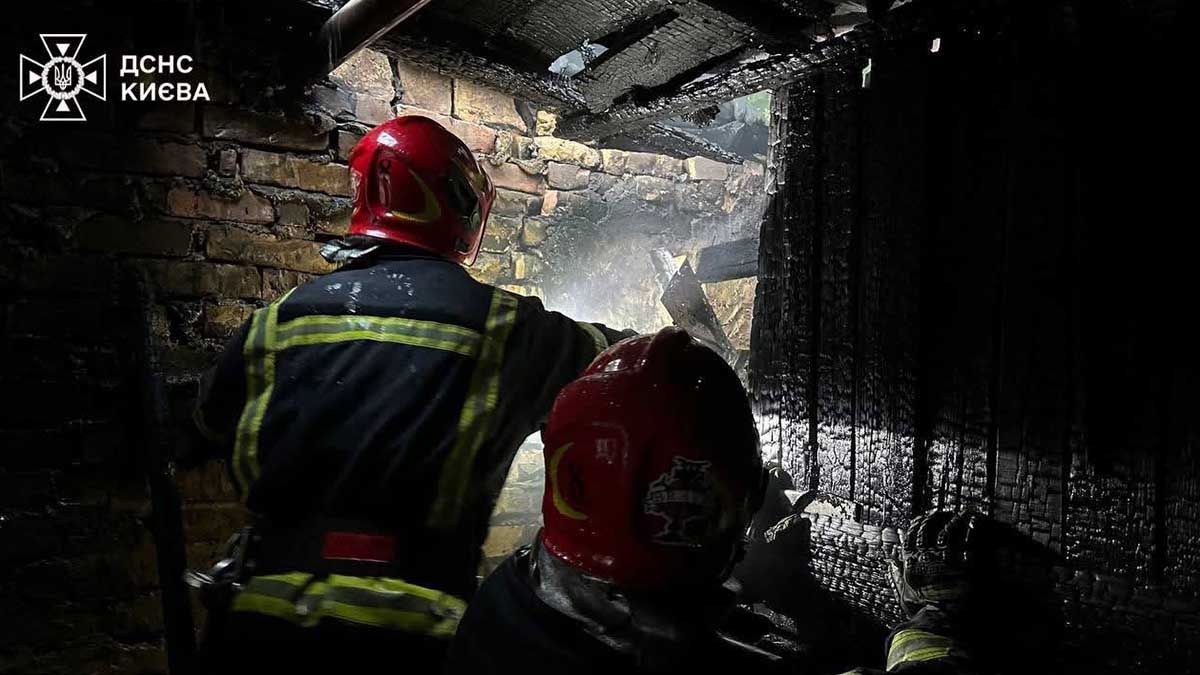 Пожежа в Голосіївському районі: на проспекті Науки згорів гараж пожежники всередині згорівшого гаража