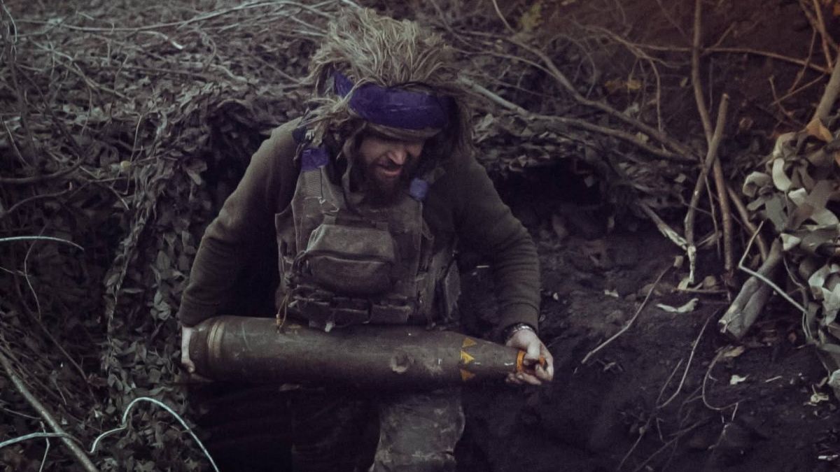 Мінус 1080 окупантів за добу: свіжі дані Генштабу Боєць ЗСУ несе снаряд з бліндажа