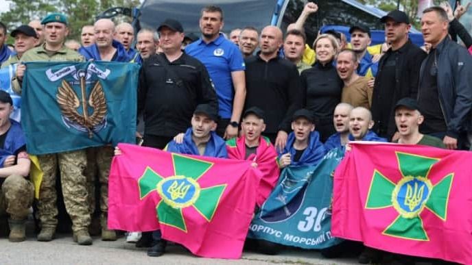 Четвертий обмін за тиждень: в Україну повернулись важкопоранені бійці та офіцери Четвертий обмін за тиждень: в Україну повернулись важкопоранені бійці та офіцери