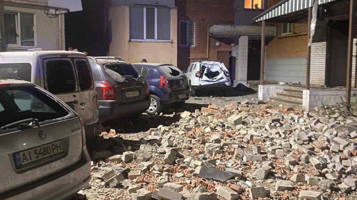 Солом'янський район: вже 5 постраждалих, усіх госпіталізували Наслідки російського повітряного удару