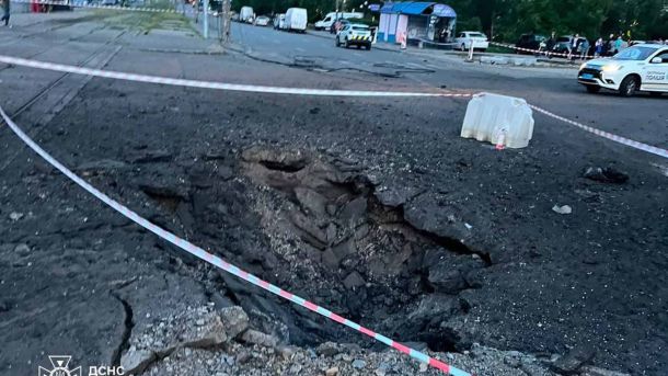 Третя атака за тиждень: у Києві 10 поранених, пожежі в 3 районах Вирва на проїжджій частині після ворожого влучання в Києві, місце огороджене стрічкою, працює патрульна поліція