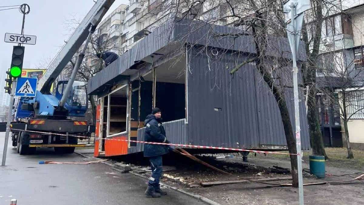 Біля станції метро «Героїв Дніпра» демонтували незаконні кіоски Демонтаж МАФу