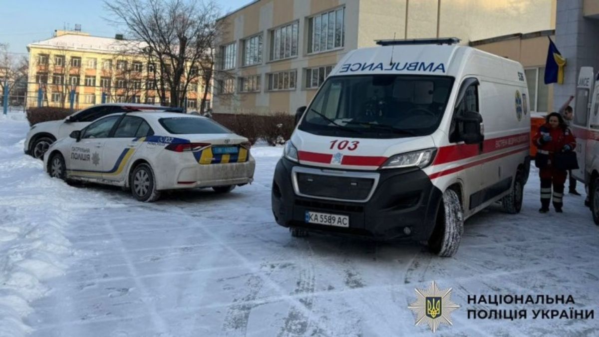 У київській школі учень напав з ножем на вчительку та однокласника (відео) Поліцейський автомобіль і швидка біля будівлі школи