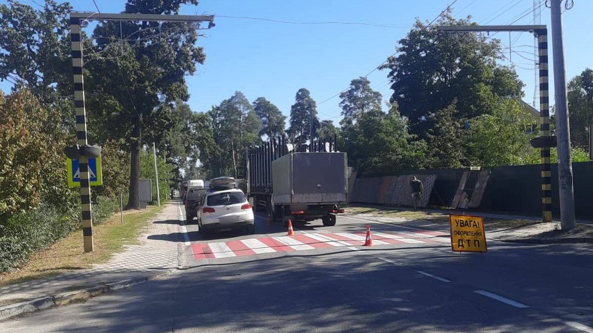 На трасі Київ — Ковель у Бучі сталася ДТП: рух був обмежений, організували реверс (оновлено) Дорожньо-транспортна пригода на вузькій вулиці