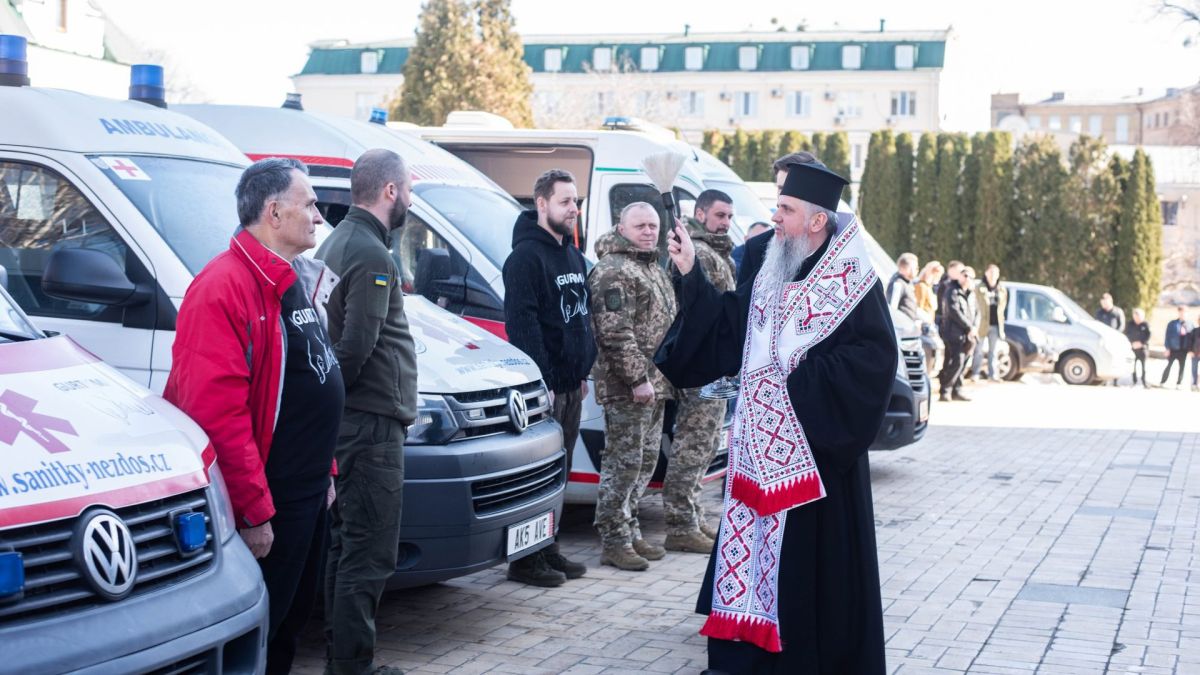 24 авто для медевакуації передали у Михайлівському монастирі Києва Митрополит Єпіфаній освячує машини швидкої допомоги для парамедиків у дворі Михайлівського монастиря