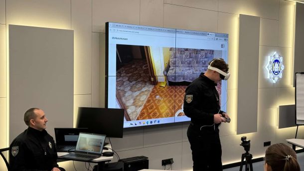 У напрямку Харківської площі — великий затор через ремонтні роботи Курсант Національної академії внутрішніх справ у VR-окулярах Meta Quest відпрацьовує огляд місця злочину — на екрані видно віртуальне місце події