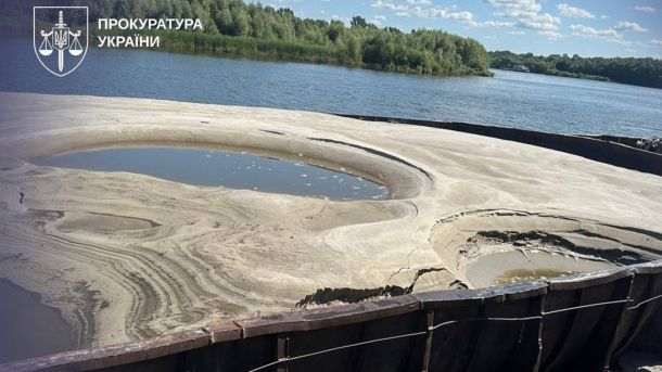 Місія ЮНЕСКО оцінює стан Софії Київської та Лаври Вид зверху на баржу, заповнену піском, біля берега річки — докази у справі про незаконний видобуток