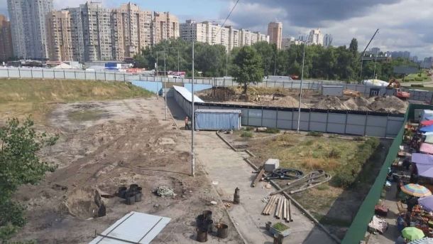 КМДА не має відповідальних за ремонт пошкодженого житла — депутат Будівельний майданчик у житловому районі з огорожею та технікою, де тривають земляні роботи
