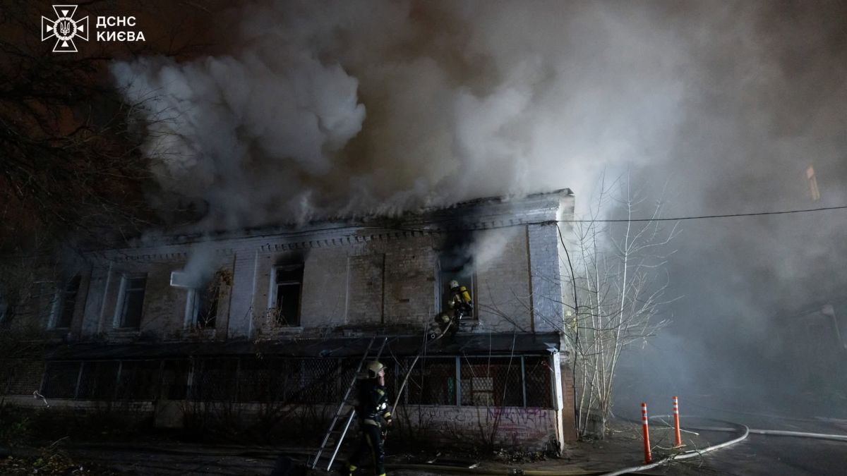 У Києві горіла садиба Сидорова на Ярославовому Валу: активісти говорять про підпал Будинок горить в Києві, вночі пожежники його гасять, іде дим