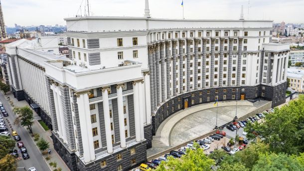 500 тисяч родин у Києві без світла: коли включать Будівля Кабінету міністрів України