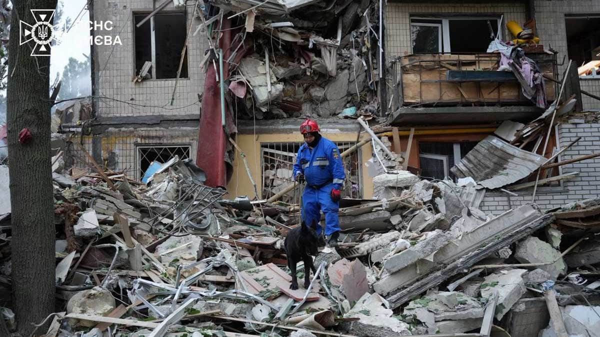 Комбінована атака на Київ: загиблі, десятки поранених і перекриті вулиці Київ. Рятувальні роботи після удару армії РФ по житловому будинку