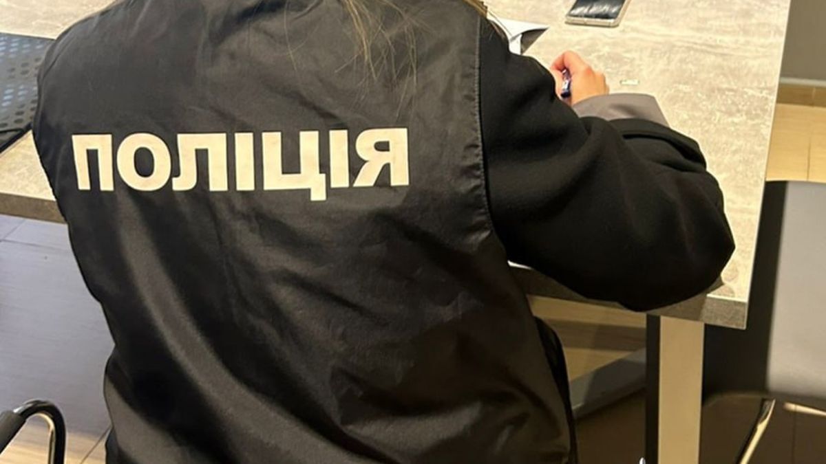 Смертельна бійка у Вишгородському районі: подробиці Надпис Поліція на курточці в працівниці поліцейського відділку, вона сидить на столом і щось пише