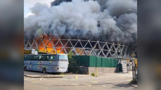 Російський обстріл знищив 3 авто в Дарницькому р-ні Густий дим і вогонь над модерністським ринком «Шайба» біля Центрального вокзалу в Києві після удару дрона 23 вересня 2026