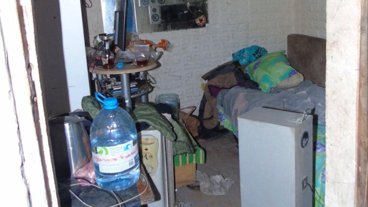 Занедбане приміщення, де підозрюваний розпивав алкоголь