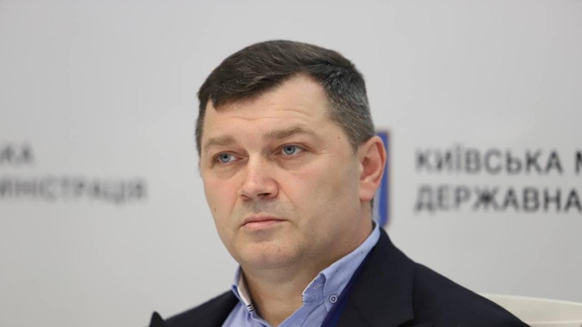 Кличко відсторонив Поворозника через скандал зі «святкуванням» у День жалоби Чоловік у діловому костюмі сидить перед стіною з написом «Київська міська державна адміністрація».