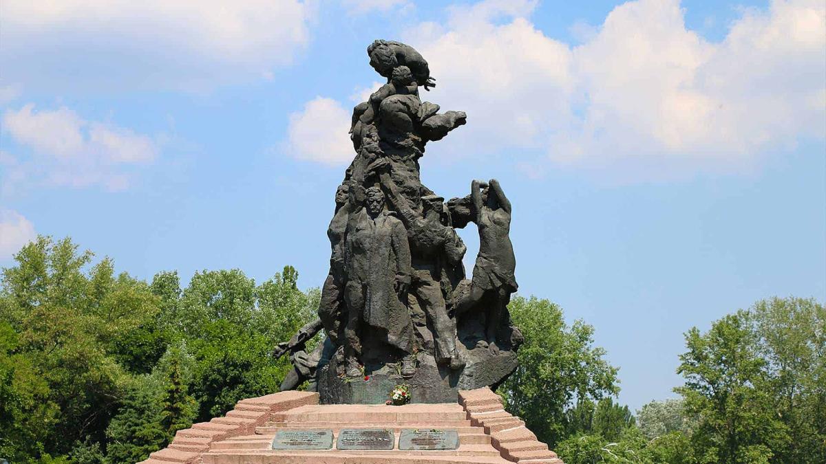 Сьогодні Україна вшановує пам'ять жертв трагедії Бабиного Яру Пам'ятник у Бабиному Яру